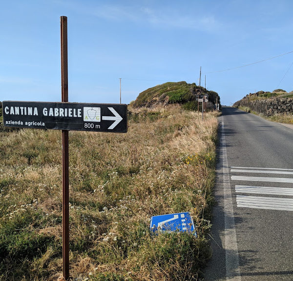 Segnaletica stradale in zona Parco Archeologico dei Sesi di Pantelleria.