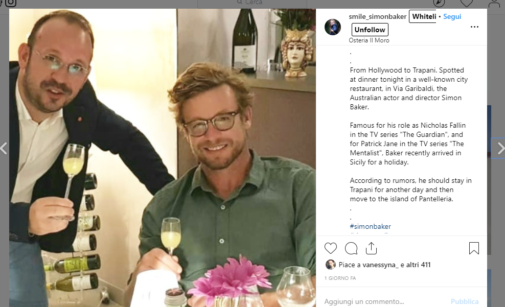 Simon Baker, "pizzicato" mentre cena all'Osteria Il Moro, a Trapani