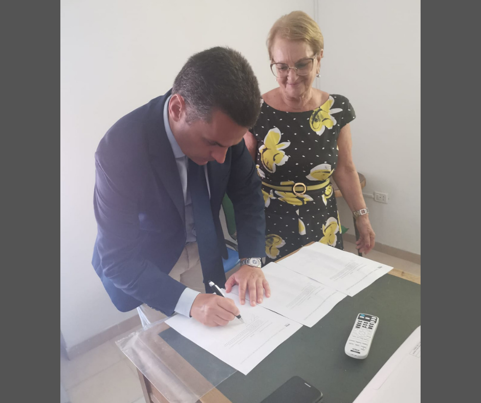 L'assessore Edy Bandiera firma la petizione Doc Pantelleria, sulla destra Rosanna Gabriele