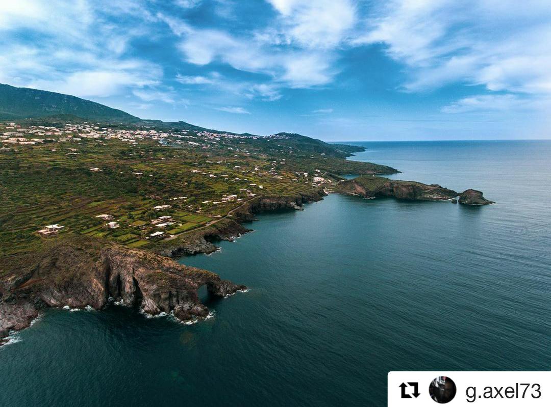 Vista dell'arco dell'elefante - Pantelleria - Foto di @g.axel73