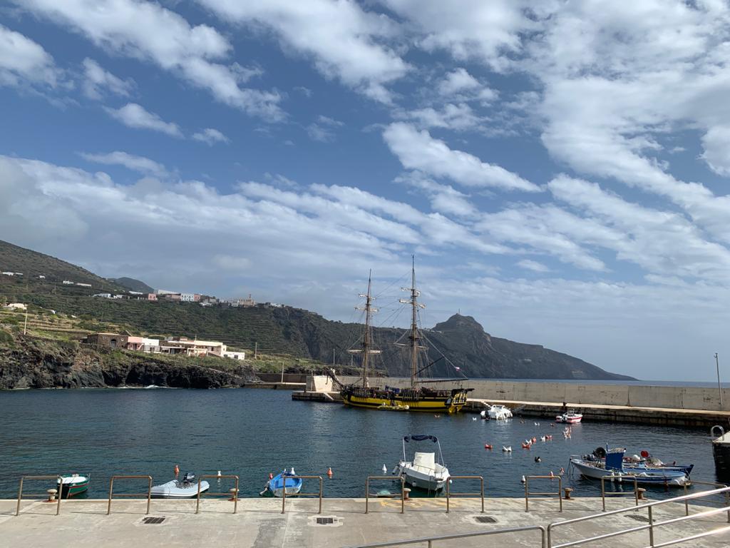 La nave "La Grace" ormeggiata al Porto di Scauri