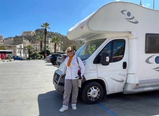 Cristina camperista in solitaria approda in Sicilia. L'incontro a Scicli con il so sorriso ritrovato